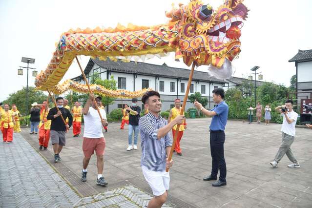 外籍友人体验广安非遗文化：神奇又好耍！